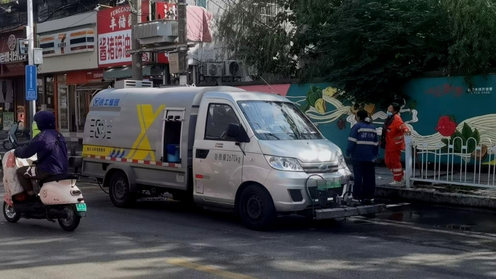 南阳这条网红巷的“脸面”，竟被这台车承包了？！