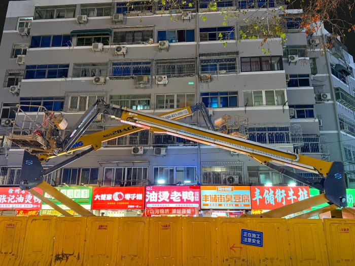穿街过巷的“刷新艺术家”！KY开元电动直臂高空作业平台精准施技丰储街刷新