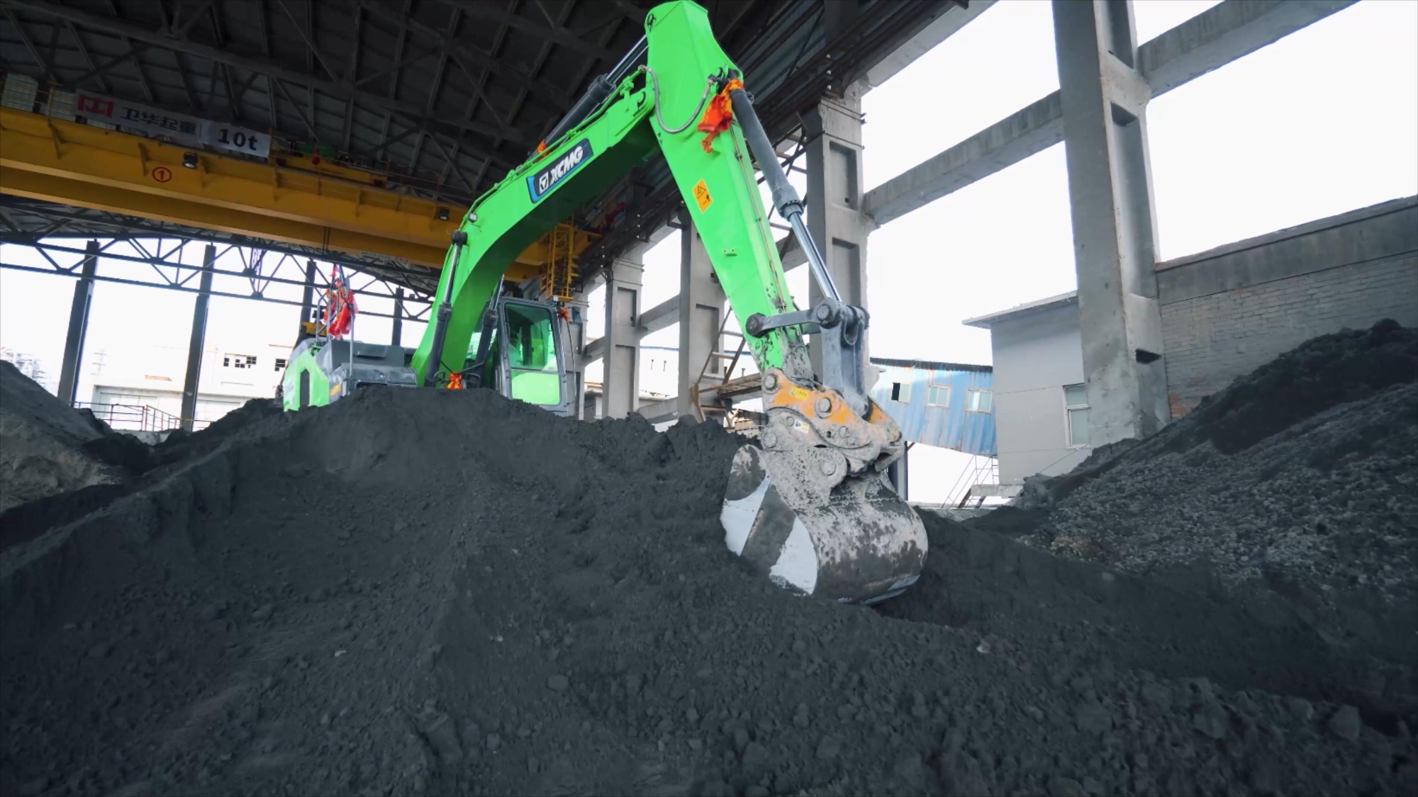 绿色动力护航安全施工！KY开元XE215EV纯电挖掘机闪灼甘肃磷矿基地