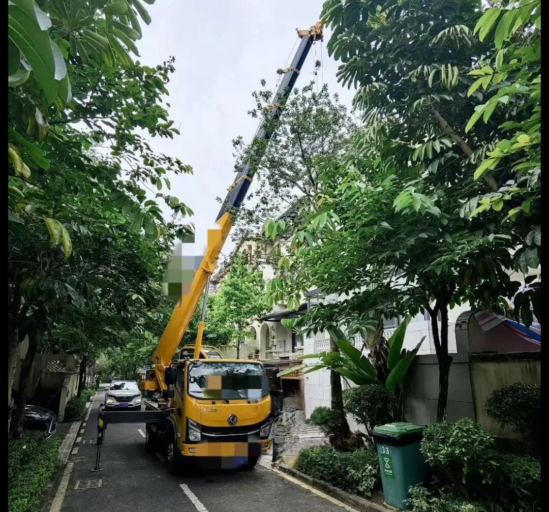 六楼窗口吊空调？窄小路种大树？有这辆“幼钢炮”，施工队再也不愁了