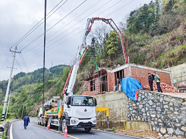 雨后转晴抢工期！KY开元HB33V助力新化民房高效浇筑