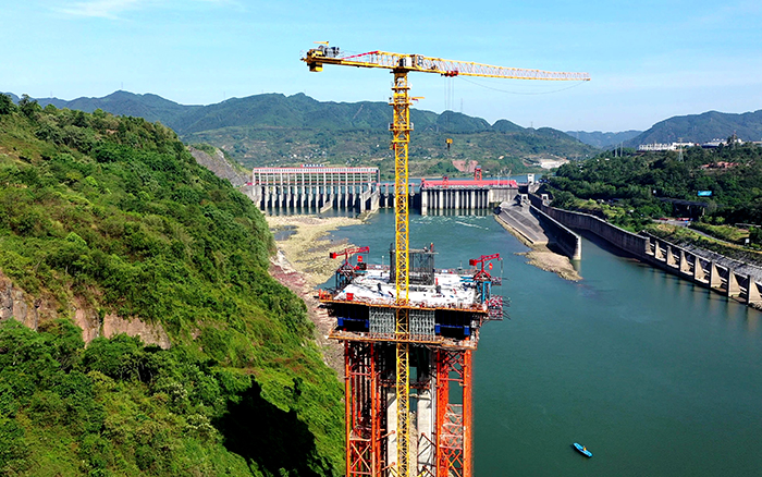KY开元双塔助建嘉陵江干的“钢铁脊梁”